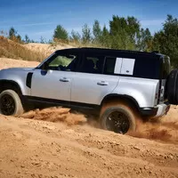 Land Rover Defender 110 P400: Tak vypadá offroad pro 21. století