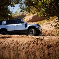 Land Rover Defender 110 P400: Tak vypadá offroad pro 21. století