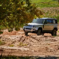 Land Rover Defender 110 P400: Tak vypadá offroad pro 21. století