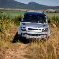 Land Rover Defender 110 P400: Tak vypadá offroad pro 21. století