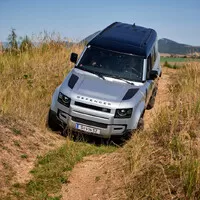 Land Rover Defender 110 P400: Tak vypadá offroad pro 21. století