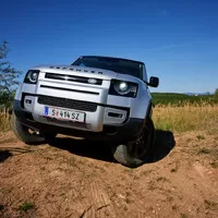 Land Rover Defender 110 P400: Tak vypadá offroad pro 21. století