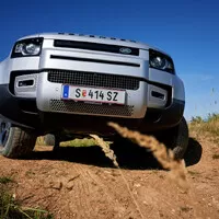 Land Rover Defender 110 P400: Tak vypadá offroad pro 21. století