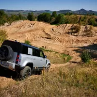 Land Rover Defender 110 P400: Tak vypadá offroad pro 21. století