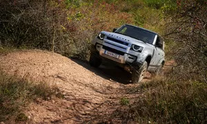 Recenze & testy: Land Rover Defender 110 P400: Tak vypadá offroad pro 21. století