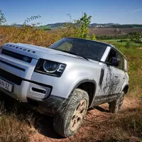 Land Rover Defender 110 P400: Tak vypadá offroad pro 21. století