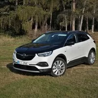 Opel Grandland X Hybrid4: Moderní hybrid pro konzervativní řidiče
