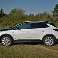 Opel Grandland X Hybrid4: Moderní hybrid pro konzervativní řidiče