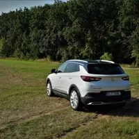 Opel Grandland X Hybrid4: Moderní hybrid pro konzervativní řidiče