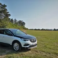 Opel Grandland X Hybrid4: Moderní hybrid pro konzervativní řidiče
