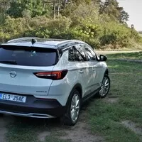 Opel Grandland X Hybrid4: Moderní hybrid pro konzervativní řidiče