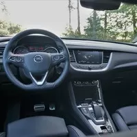 Opel Grandland X Hybrid4: Moderní hybrid pro konzervativní řidiče