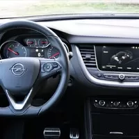 Opel Grandland X Hybrid4: Moderní hybrid pro konzervativní řidiče