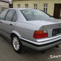 Autíčkář na lovu: Zábavný sedan za pár babek