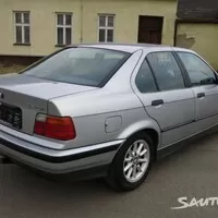 Autíčkář na lovu: Zábavný sedan za pár babek
