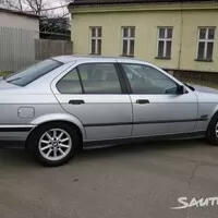 Autíčkář na lovu: Zábavný sedan za pár babek