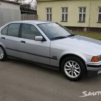 Autíčkář na lovu: Zábavný sedan za pár babek