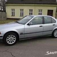 Autíčkář na lovu: Zábavný sedan za pár babek