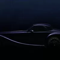 Autíčkářův britský týden: Bond, Morgan, Rolls pro šejky, Defender V8 a královnin šofér