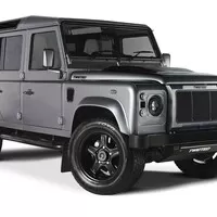 Autíčkářův britský týden: Bond, Morgan, Rolls pro šejky, Defender V8 a královnin šofér