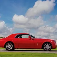 Autíčkářův britský týden: Bond, Morgan, Rolls pro šejky, Defender V8 a královnin šofér