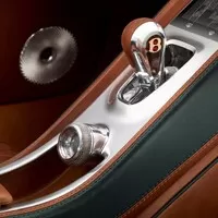 První vlaštovky ze Ženevy: Bentley pro dva, vysmátý Passat a dieselelektrické Audi