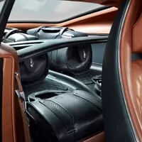 První vlaštovky ze Ženevy: Bentley pro dva, vysmátý Passat a dieselelektrické Audi