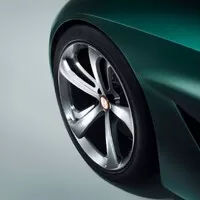 První vlaštovky ze Ženevy: Bentley pro dva, vysmátý Passat a dieselelektrické Audi