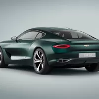První vlaštovky ze Ženevy: Bentley pro dva, vysmátý Passat a dieselelektrické Audi