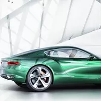 První vlaštovky ze Ženevy: Bentley pro dva, vysmátý Passat a dieselelektrické Audi