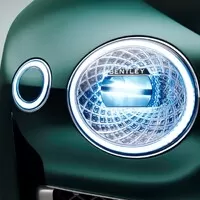 První vlaštovky ze Ženevy: Bentley pro dva, vysmátý Passat a dieselelektrické Audi