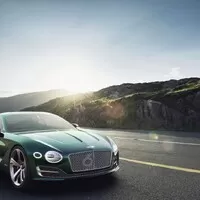 První vlaštovky ze Ženevy: Bentley pro dva, vysmátý Passat a dieselelektrické Audi