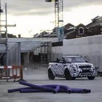 První vlaštovky ze Ženevy: Bentley pro dva, vysmátý Passat a dieselelektrické Audi