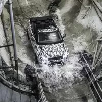 První vlaštovky ze Ženevy: Bentley pro dva, vysmátý Passat a dieselelektrické Audi