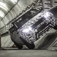 První vlaštovky ze Ženevy: Bentley pro dva, vysmátý Passat a dieselelektrické Audi