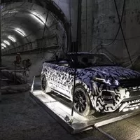 První vlaštovky ze Ženevy: Bentley pro dva, vysmátý Passat a dieselelektrické Audi
