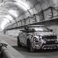 První vlaštovky ze Ženevy: Bentley pro dva, vysmátý Passat a dieselelektrické Audi
