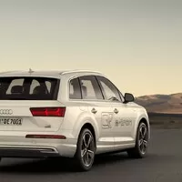 První vlaštovky ze Ženevy: Bentley pro dva, vysmátý Passat a dieselelektrické Audi