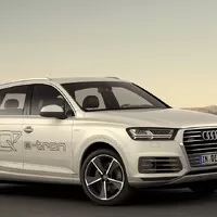 První vlaštovky ze Ženevy: Bentley pro dva, vysmátý Passat a dieselelektrické Audi