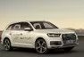 První vlaštovky ze Ženevy: Bentley pro dva, vysmátý Passat a dieselelektrické Audi