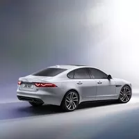 Jaguar XF jede po lanech!