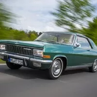 CEO Opelu má vkus - jezdí osmiválcovým Diplomatem Coupe
