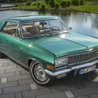 CEO Opelu má vkus - jezdí osmiválcovým Diplomatem Coupe