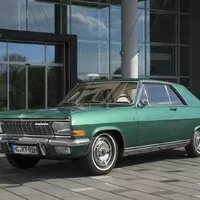 CEO Opelu má vkus - jezdí osmiválcovým Diplomatem Coupe