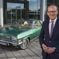 CEO Opelu má vkus - jezdí osmiválcovým Diplomatem Coupe