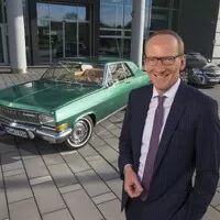 CEO Opelu má vkus - jezdí osmiválcovým Diplomatem Coupe