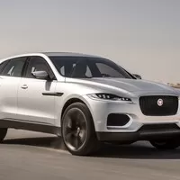 Arogantní vzhled britského šlechtice. F-Pace je Edward VIII všech Jaguarů