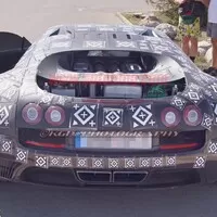 Testovací muly se prozatím prohání po silnicích pod rouškou Veyronu SS.