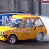 Elektrický hot rod předvádí burnout přesně dle výhledu komise pro emise EU.