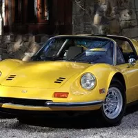Klasické tvary a šestiválec uprostřed dělají čest jménu předčasně zasnulého syna zakladatele Ferrari.